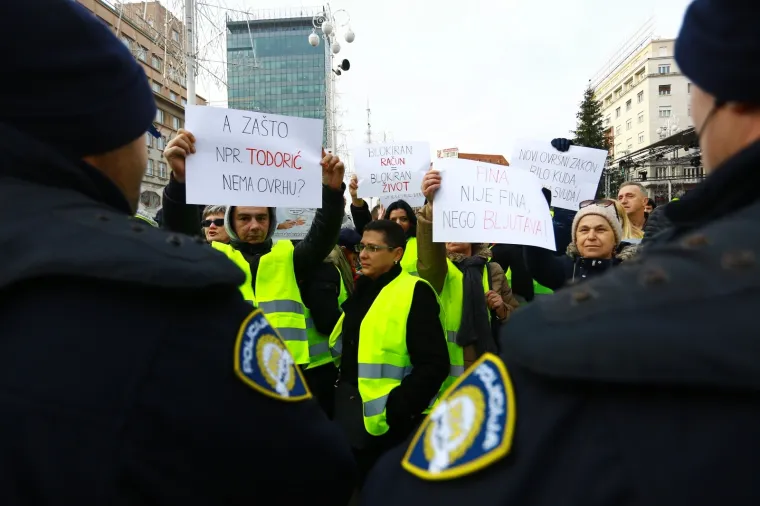 'ŽUTI PRSLUCI' OKUPIRALI CENTAR ZAGREBA, PRATILA IH POLICIJA: Nezadovoljni stanjem u državi izašli na ulice