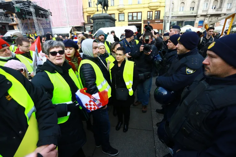 'ŽUTI PRSLUCI' OKUPIRALI CENTAR ZAGREBA, PRATILA IH POLICIJA: Nezadovoljni stanjem u državi izašli na ulice