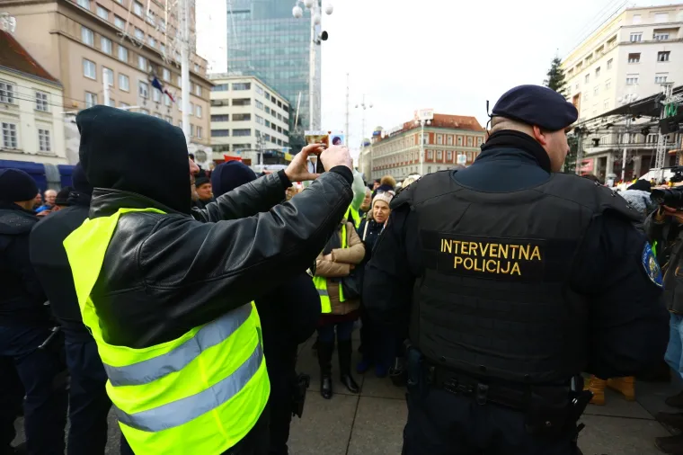 'ŽUTI PRSLUCI' OKUPIRALI CENTAR ZAGREBA, PRATILA IH POLICIJA: Nezadovoljni stanjem u državi izašli na ulice