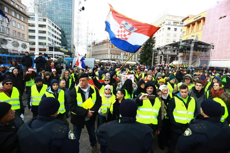 'ŽUTI PRSLUCI' OKUPIRALI CENTAR ZAGREBA, PRATILA IH POLICIJA: Nezadovoljni stanjem u državi izašli na ulice