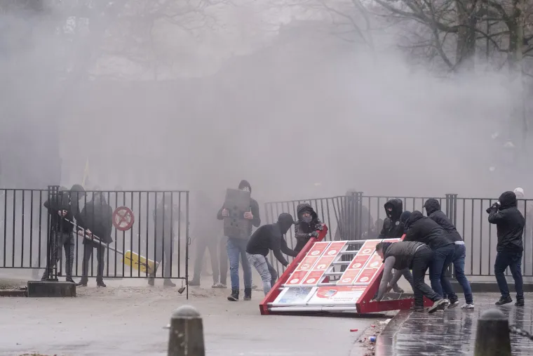 Potpuni kaos u Bruxellesu: Prosvjednici čupali prometne znakove, policija uzvratila vodenim topovima