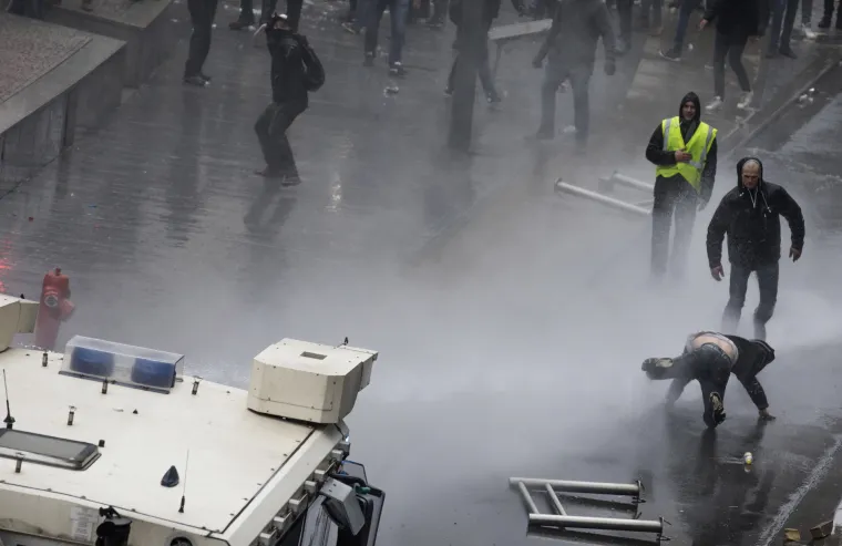 Potpuni kaos u Bruxellesu: Prosvjednici čupali prometne znakove, policija uzvratila vodenim topovima