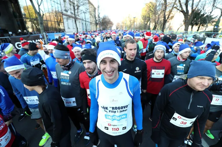 Više od 2.500 kostimiranih trkača i hodača sudjelovalo u Zagreb Advent Runu