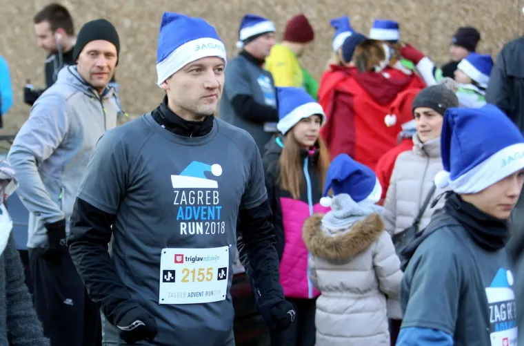Više od 2.500 kostimiranih trkača i hodača sudjelovalo u Zagreb Advent Runu