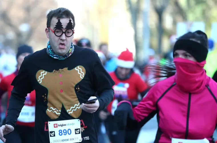 Više od 2.500 kostimiranih trkača i hodača sudjelovalo u Zagreb Advent Runu