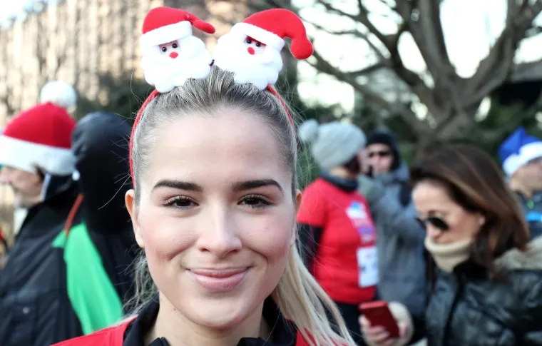 Više od 2.500 kostimiranih trkača i hodača sudjelovalo u Zagreb Advent Runu