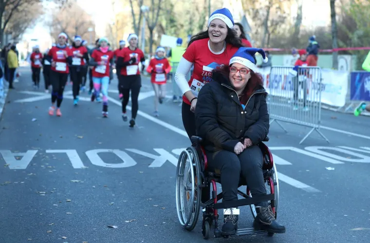 Vi&scaron;e od 2.500 kostimiranih trkača i hodača sudjelovalo u Zagreb Advent Runu
