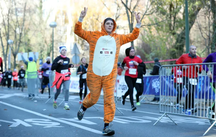 Vi&scaron;e od 2.500 kostimiranih trkača i hodača sudjelovalo u Zagreb Advent Runu