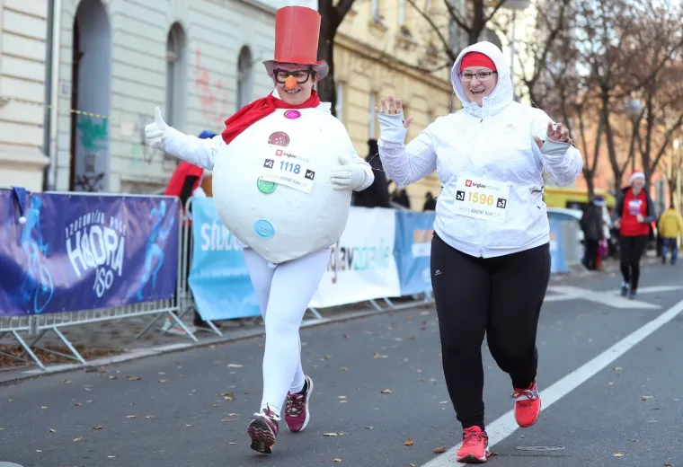 Vi&scaron;e od 2.500 kostimiranih trkača i hodača sudjelovalo u Zagreb Advent Runu