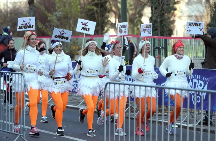 Vi&scaron;e od 2.500 kostimiranih trkača i hodača sudjelovalo u Zagreb Advent Runu
