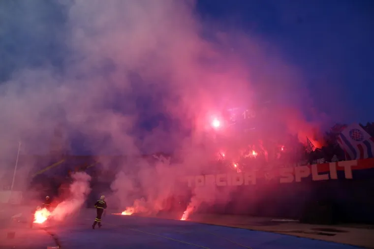 FOTO Derbi Dinama i Hajduka nakratko je prekinut zbog velike bakljade