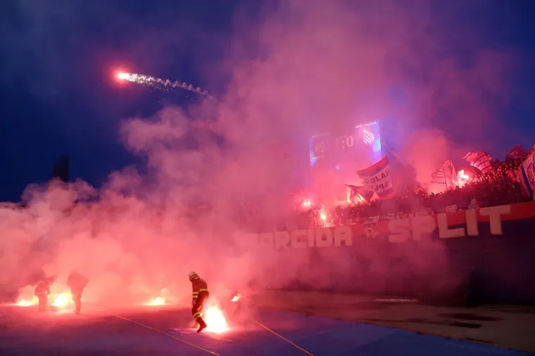 FOTO Derbi Dinama i Hajduka nakratko je prekinut zbog velike bakljade