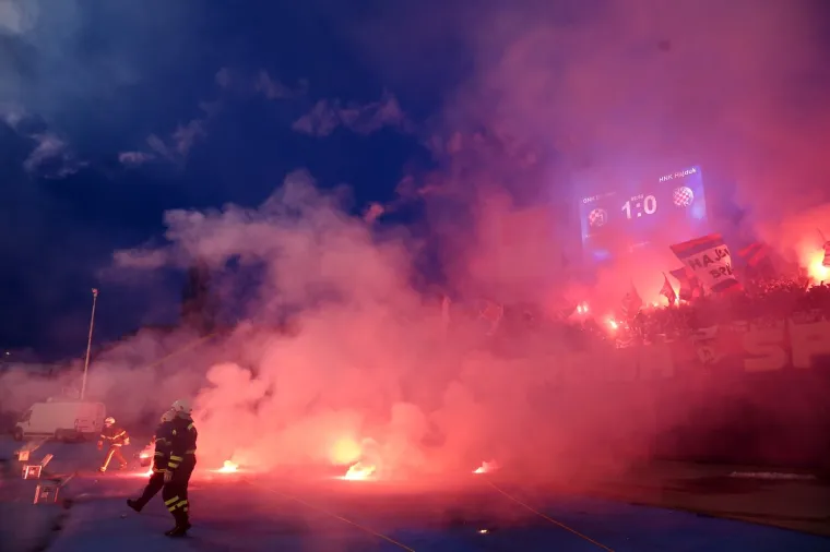 FOTO Derbi Dinama i Hajduka nakratko je prekinut zbog velike bakljade