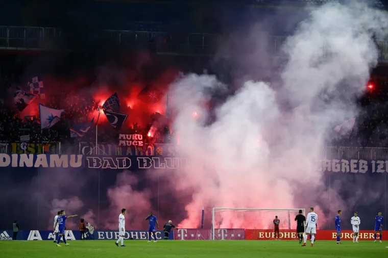 FOTO Derbi Dinama i Hajduka nakratko je prekinut zbog velike bakljade