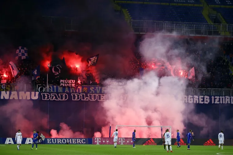 FOTO Derbi Dinama i Hajduka nakratko je prekinut zbog velike bakljade