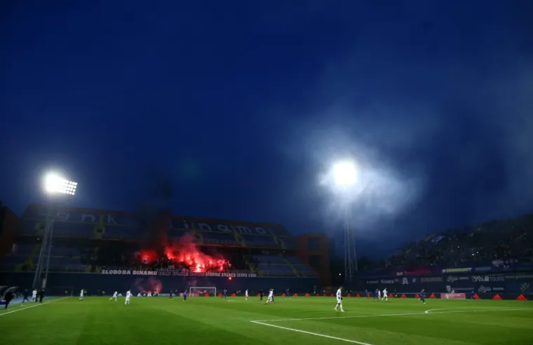 FOTO Derbi Dinama i Hajduka nakratko je prekinut zbog velike bakljade