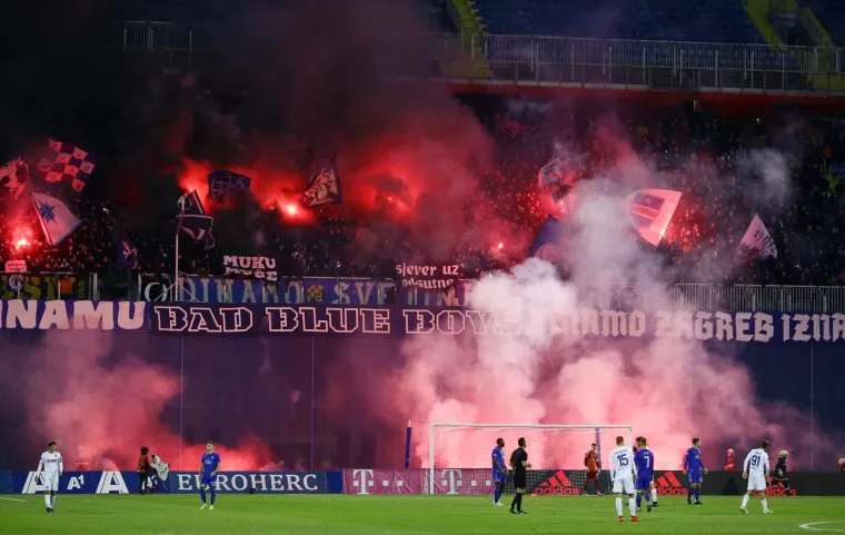 FOTO Derbi Dinama i Hajduka nakratko je prekinut zbog velike bakljade