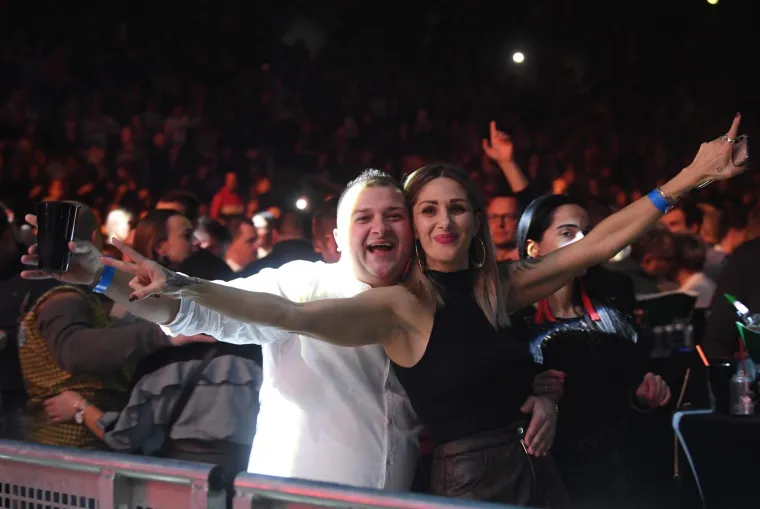CAJKE OKUPIRALE ZAGREBAČKU ARENU: Severina se nije pojavila, a svi su gledali Karleušu