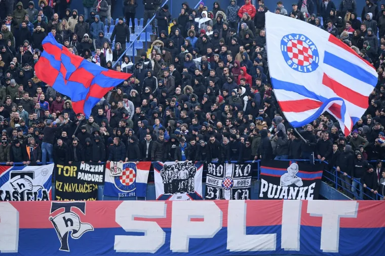 Na stadionu je prisutno 10.856 gledatelja, od čega ih je 1800 gostujućih, a koji su na utakmicu do&scaron;li s oko 270 vozila (osobni, kombi, autobusi) te koji su do&scaron;li organizirano pod pratnjom policijskih službenika.