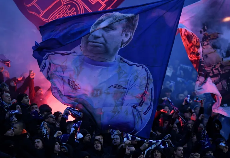 Maksimir je solidno popunjen, Torcida je također prisutna na utakmici pa suprostavljeni navijači vode borbu u navijanju.