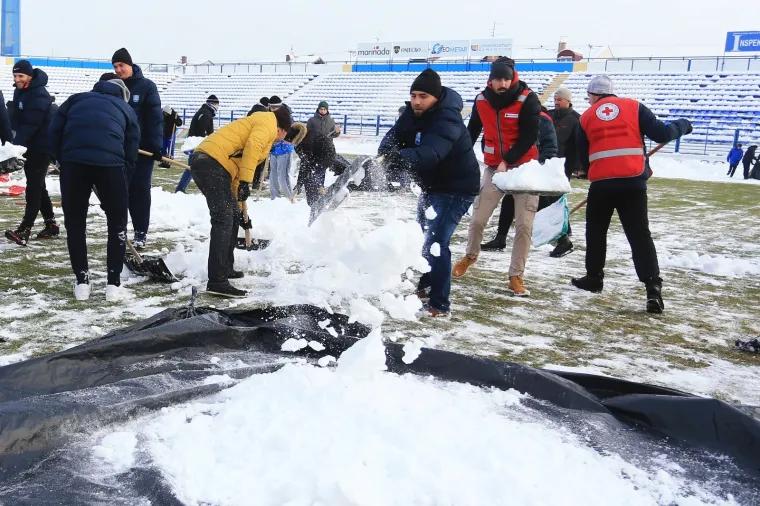 Navijači Osijeka od ranog jutra čistili su snijeg na Gradskom vrtu