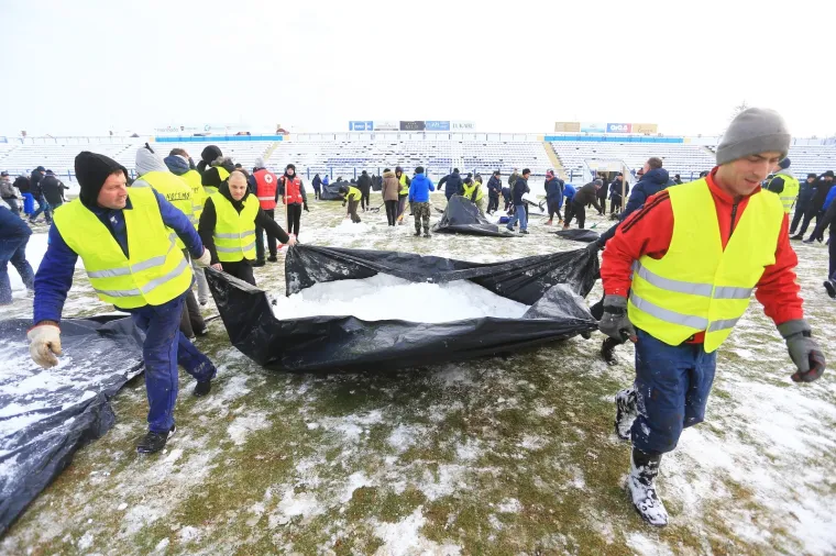 NA GRADSKOM VRTU OD JUTRA SU TRAJALI RADOVI: Navijači očistili snijeg i pripremili teren za utakmicu