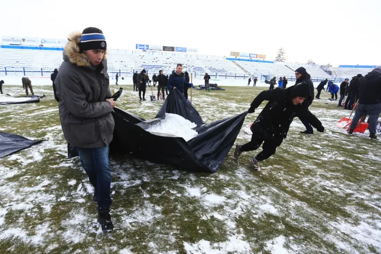 NA GRADSKOM VRTU OD JUTRA SU TRAJALI RADOVI: Navijači očistili snijeg i pripremili teren za utakmicu