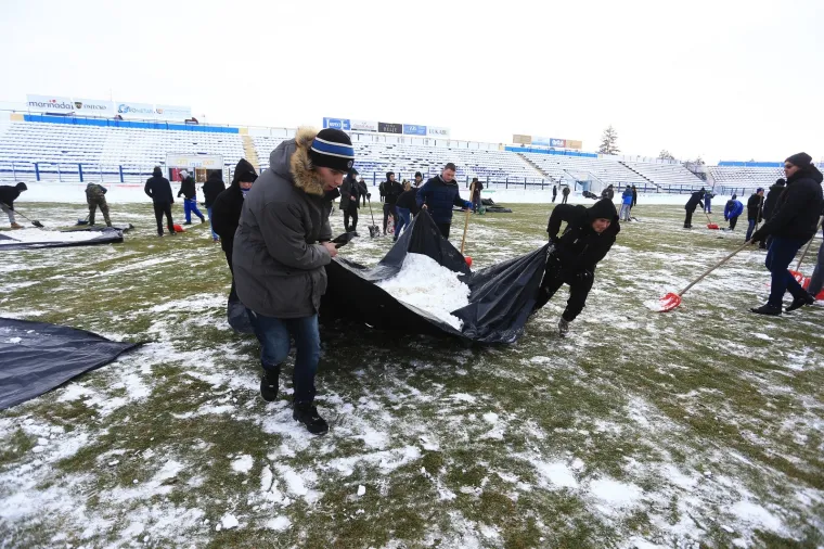 NA GRADSKOM VRTU OD JUTRA SU TRAJALI RADOVI: Navijači očistili snijeg i pripremili teren za utakmicu