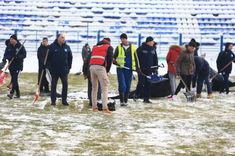NA GRADSKOM VRTU OD JUTRA SU TRAJALI RADOVI: Navijači očistili snijeg i pripremili teren za utakmicu