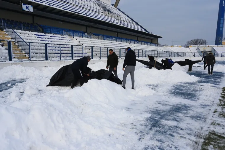 NA GRADSKOM VRTU OD JUTRA SU TRAJALI RADOVI: Navijači očistili snijeg i pripremili teren za utakmicu