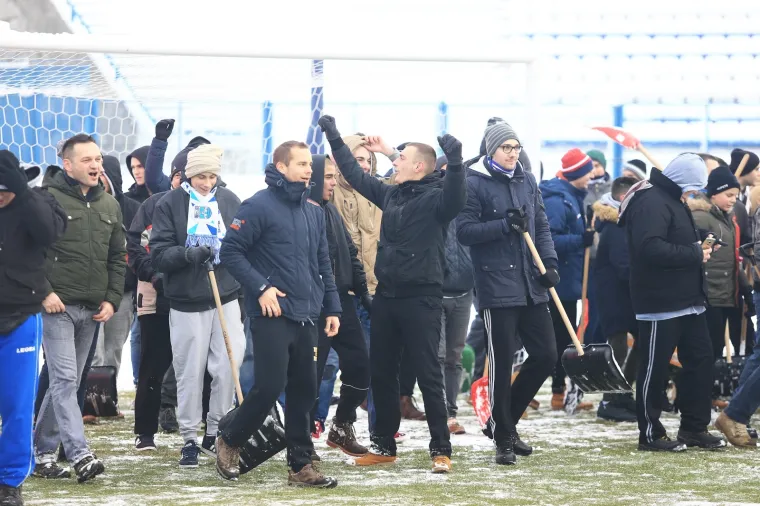 NA GRADSKOM VRTU OD JUTRA SU TRAJALI RADOVI: Navijači očistili snijeg i pripremili teren za utakmicu