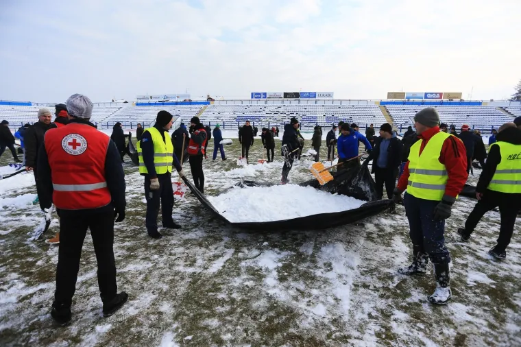 NA GRADSKOM VRTU OD JUTRA SU TRAJALI RADOVI: Navijači očistili snijeg i pripremili teren za utakmicu
