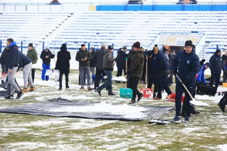 NA GRADSKOM VRTU OD JUTRA SU TRAJALI RADOVI: Navijači očistili snijeg i pripremili teren za utakmicu