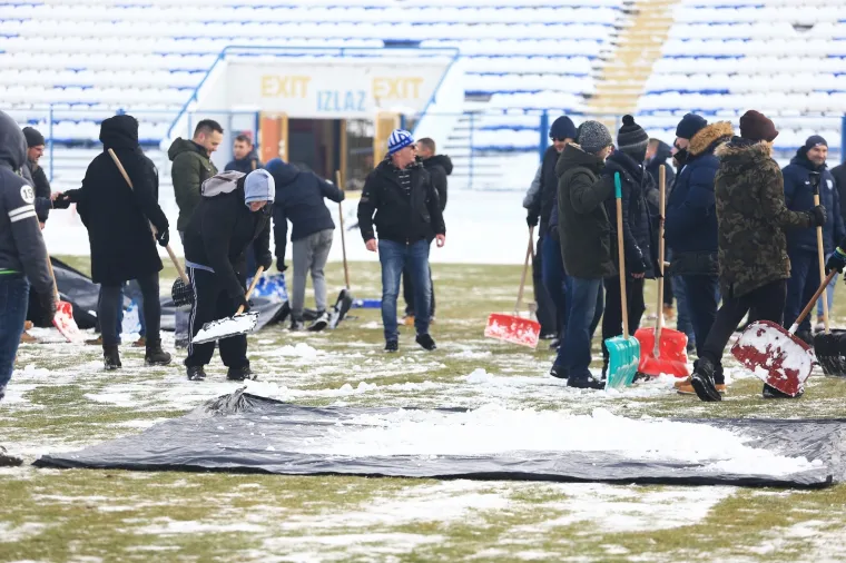 NA GRADSKOM VRTU OD JUTRA SU TRAJALI RADOVI: Navijači očistili snijeg i pripremili teren za utakmicu