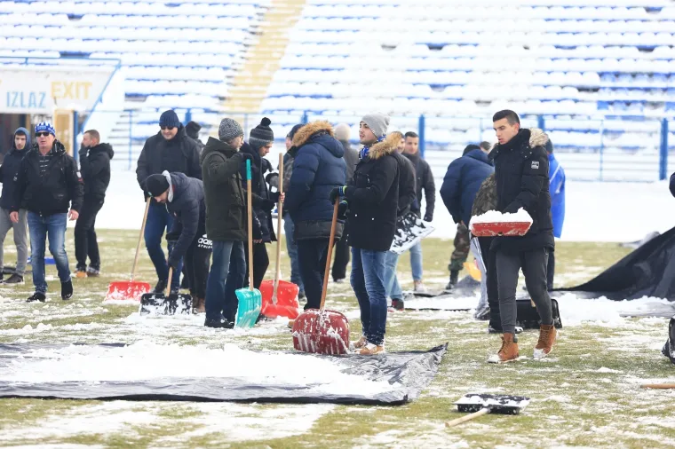 NA GRADSKOM VRTU OD JUTRA SU TRAJALI RADOVI: Navijači očistili snijeg i pripremili teren za utakmicu