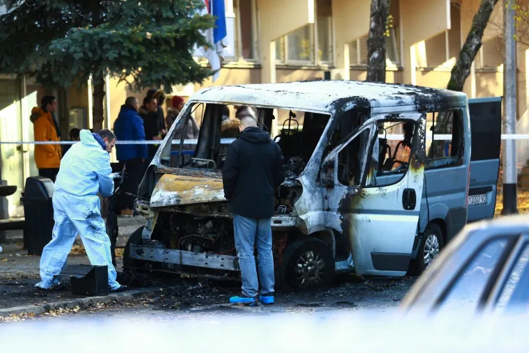 U noci sa subote na nedjelju doslo je do zapaljenja kombija sibenskih registarskih oznaka ispred hostela Arena u Remetineckom gaju. Photo: Borna Filic/PIXSELL