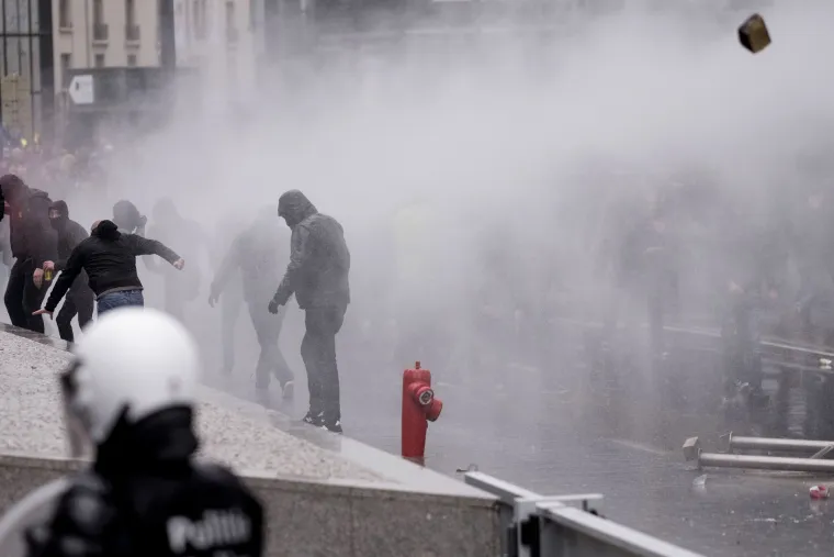 Policija suzavcem i vodenim topovima na prosvjednike u Bruxellesu