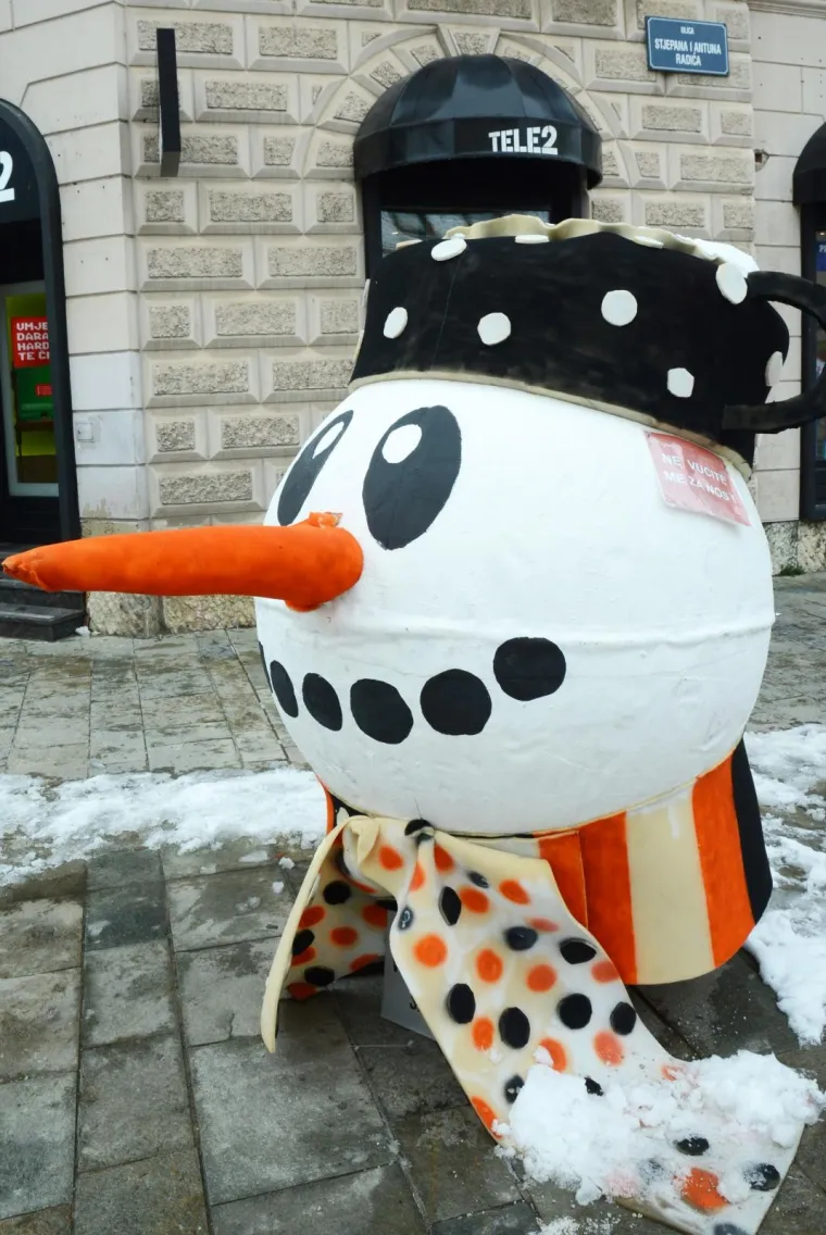 Tijekom vikenda vandali su oštetili nos snjegovića u sisačkoj Radićevoj ulici pa su njegovi tvorci nakon popravka pisanom porukom uputili apel. Na snjegoviću sada piše: 'Ne vucite me za nos'.