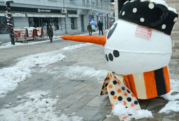 Tijekom vikenda vandali su oštetili nos snjegovića u sisačkoj Radićevoj ulici pa su njegovi tvorci nakon popravka pisanom porukom uputili apel. Na snjegoviću sada piše: 'Ne vucite me za nos'.