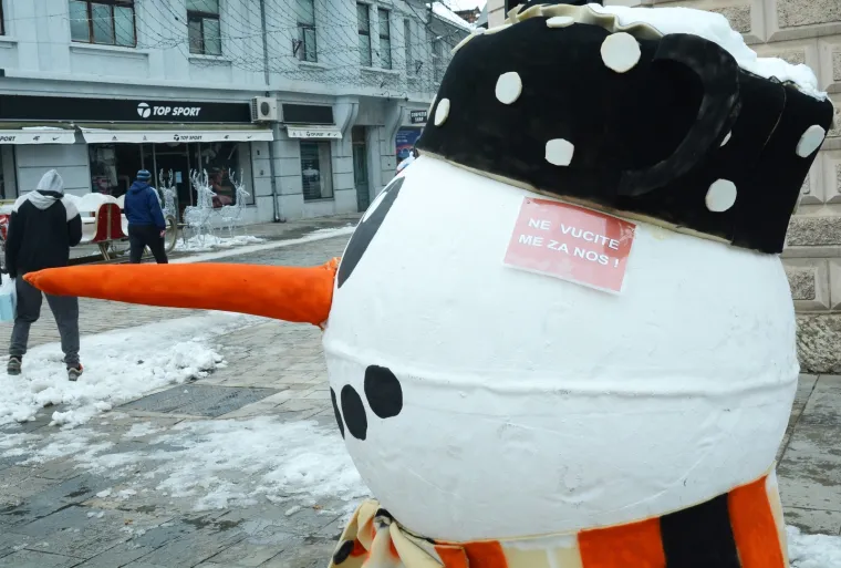 Tijekom vikenda vandali su oštetili nos snjegovića u sisačkoj Radićevoj ulici pa su njegovi tvorci nakon popravka pisanom porukom uputili apel. Na snjegoviću sada piše: 'Ne vucite me za nos'.