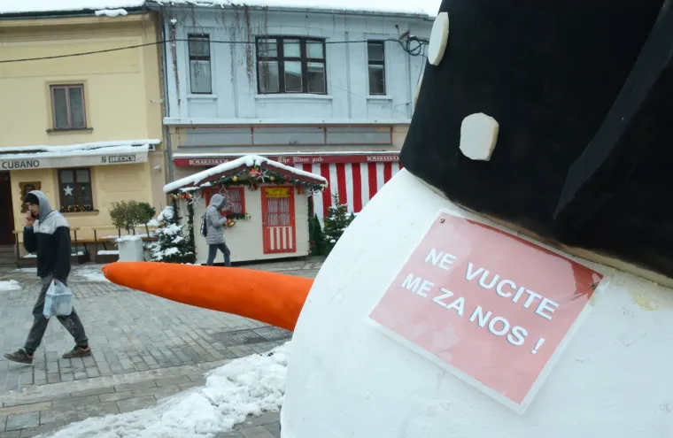 Tijekom vikenda vandali su oštetili nos snjegovića u sisačkoj Radićevoj ulici pa su njegovi tvorci nakon popravka pisanom porukom uputili apel. Na snjegoviću sada piše: 'Ne vucite me za nos'.