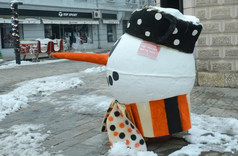 Tijekom vikenda vandali su o&scaron;tetili nos snjegovića u sisačkoj Radićevoj ulici pa su njegovi tvorci nakon popravka pisanom porukom uputili apel. Na snjegoviću sada pi&scaron;e: 'Ne vucite me za nos'.