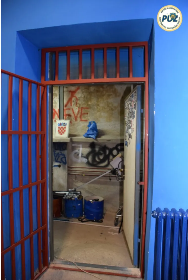 Policajci upali u prostorije BBB-a: Prona&scaron;li oružje, nacističke grafite i pirotehniku