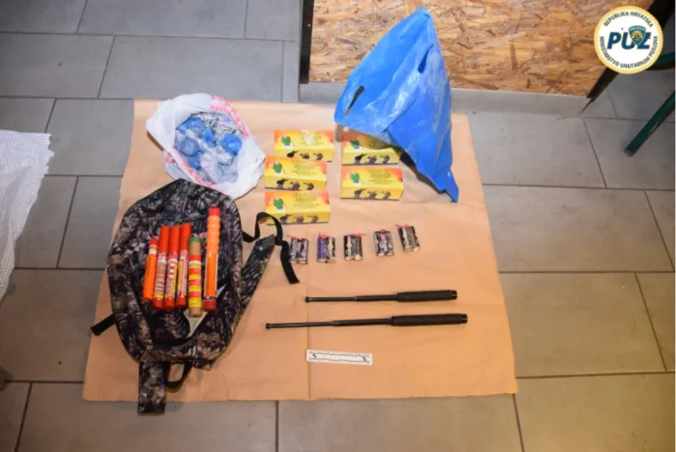 Policajci upali u prostorije BBB-a: Prona&scaron;li oružje, nacističke grafite i pirotehniku