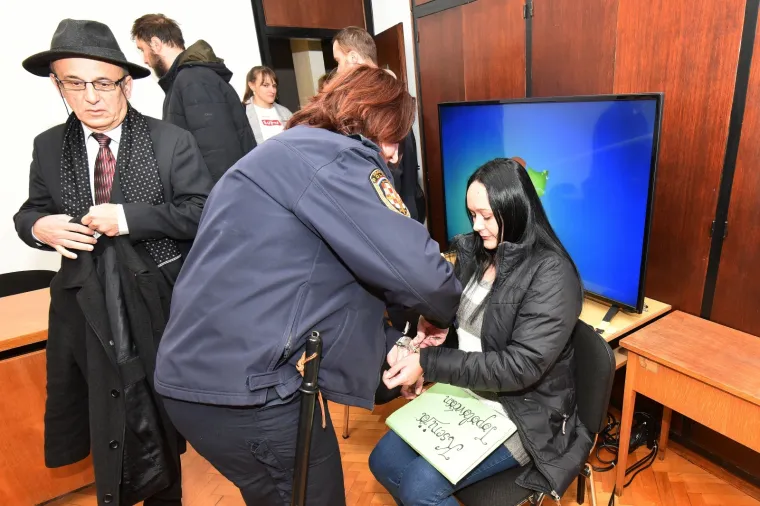 Pred sudom odgovara za zločin: Ovo je žena koja je mrtva pijana ubola muža u prsa i ubila ga