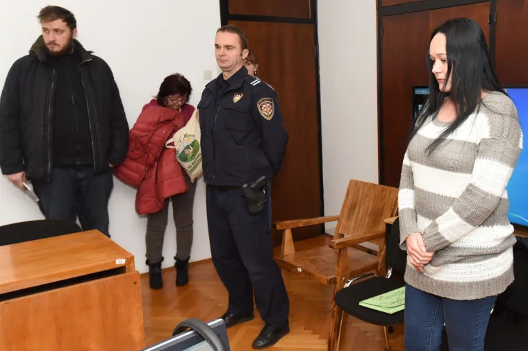 Pred sudom odgovara za zločin: Ovo je žena koja je mrtva pijana ubola muža u prsa i ubila ga