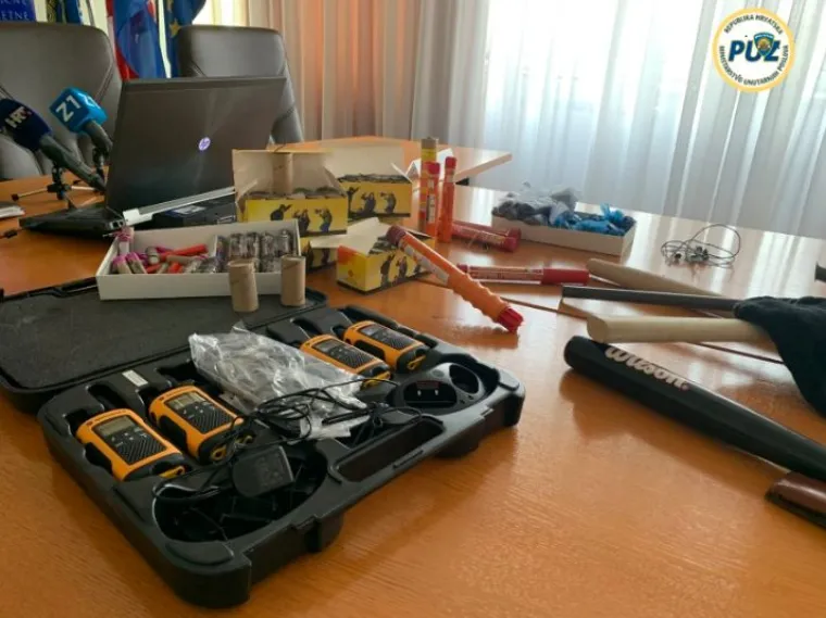 ZAPLIJENJEN NAVIJAČKI ARSENAL: Od palica i pirotehnike do metaka i noževa