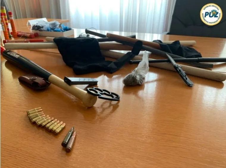 ZAPLIJENJEN NAVIJAČKI ARSENAL: Od palica i pirotehnike do metaka i noževa