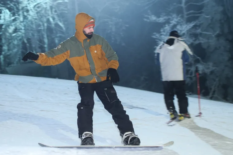 Tradicionalnim noćnim skijanjem otvorena nova sezona skijanja na Sljemenu