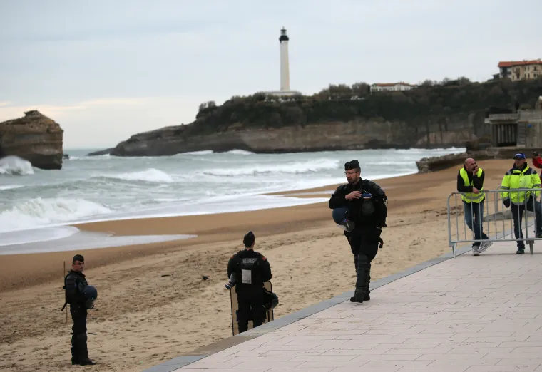 Kaos na francuskim autocestama: Žuti prsluci palili naplatne kućice